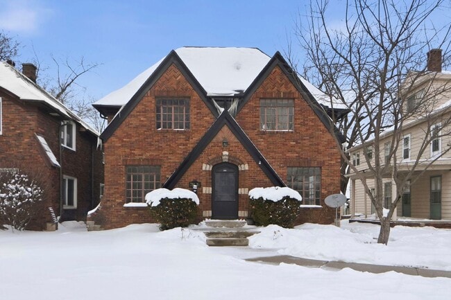 property at 714 W Packard Ave