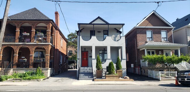 19 Rogers Rd in Toronto, ON - Building Photo - Building Photo