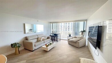 1717 N Bayshore Dr, Unit A-1951 in Miami, FL - Building Photo - Building Photo