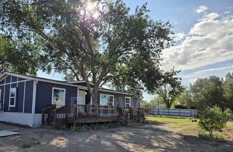 9007 Dawson Ave in Wolfforth, TX - Building Photo