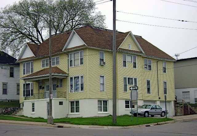 221 E Main St in Albert Lea, MN - Building Photo