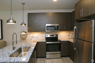 680 E Algonquin Rd in Schaumburg, IL - Building Photo - Building Photo