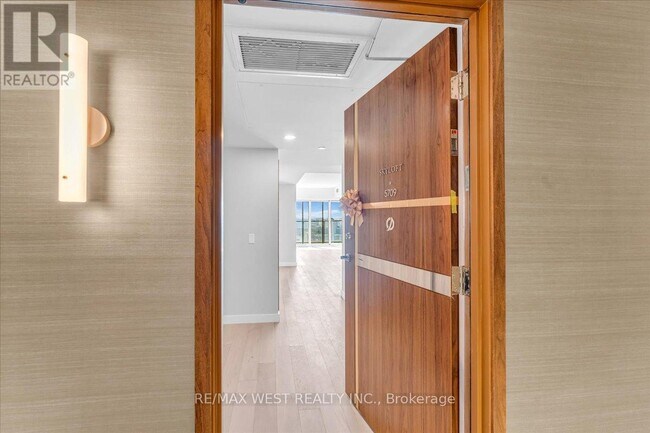 1 Concord Cityplace Wy in Toronto, ON - Building Photo - Building Photo