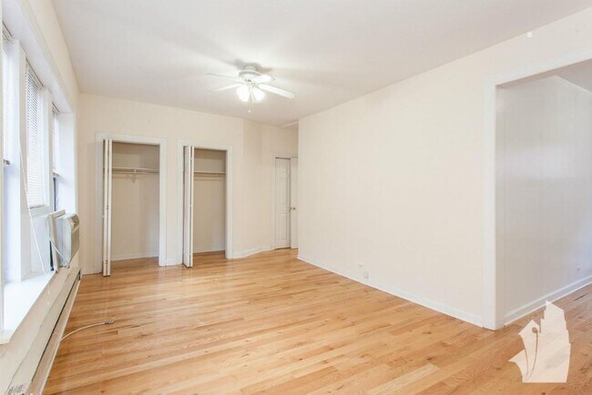 3721 N Pine Grove Ave, Unit 3722-E3 in Chicago, IL - Building Photo - Building Photo