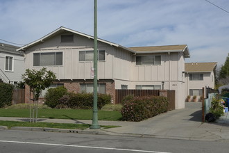 1611 Santa Clara Ave in Alameda, CA - Building Photo - Building Photo