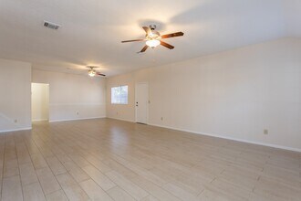 9206 Towerstone Dr in Spring, TX - Foto de edificio - Building Photo