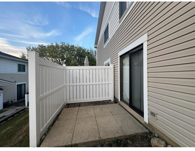 1687 Cornell Dr in Hoffman Estates, IL - Foto de edificio - Building Photo