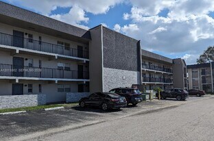 8020 N Colony Cir in Tamarac, FL - Building Photo