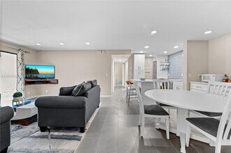 812 Sky Pine Way in Greenacres, FL - Building Photo - Building Photo