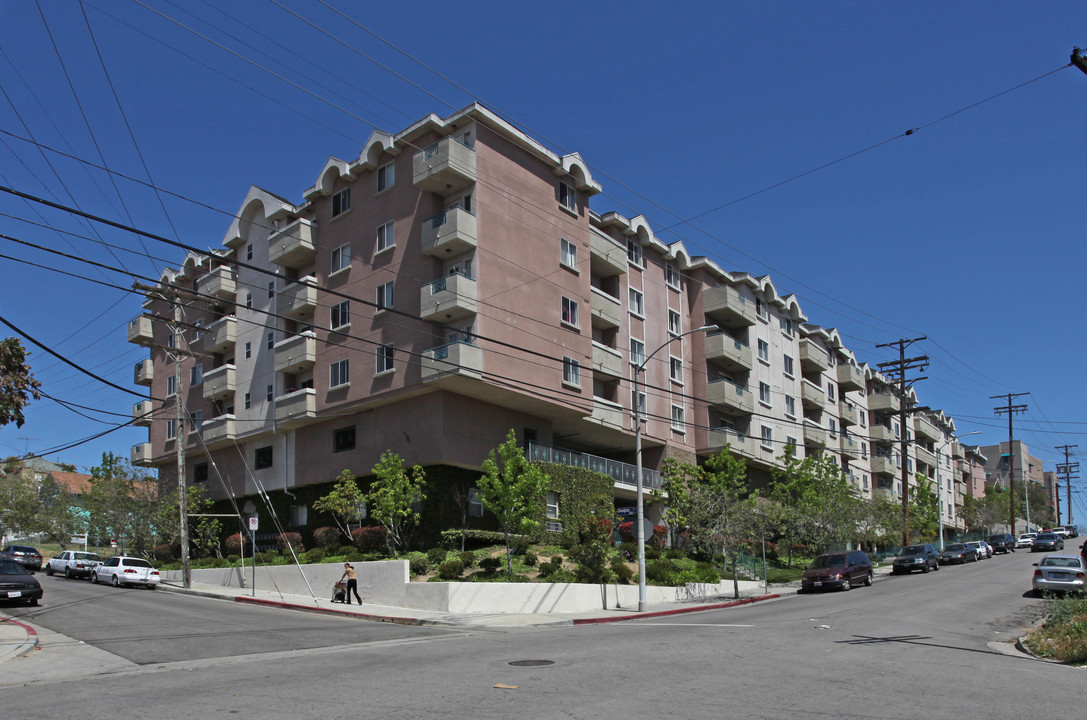 Courtland City Lights Apartments in Los Angeles, CA - Building Photo