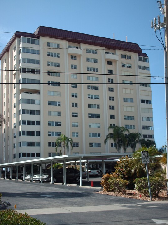 Lido Regency in Sarasota, FL - Building Photo