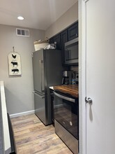 7525 Holly Hill Dr, Unit 7525 Holly Hill Dr. #8 in Dallas, TX - Foto de edificio - Building Photo
