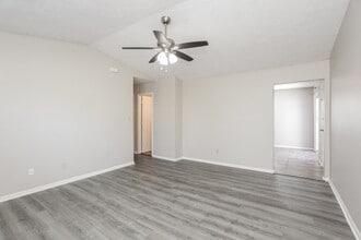 4511 Tucson Dr in Indianapolis, IN - Foto de edificio - Building Photo