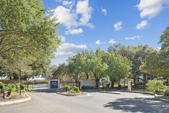 Legends on the Green Apartments in San Antonio, TX - Building Photo - Building Photo