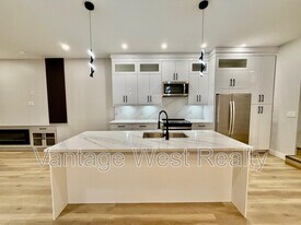 1669 Highland Dr N in Kelowna, BC - Building Photo