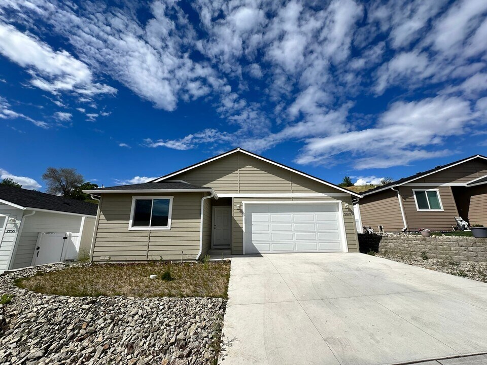 2263 SE Sage Brk Rd in East Wenatchee, WA - Building Photo