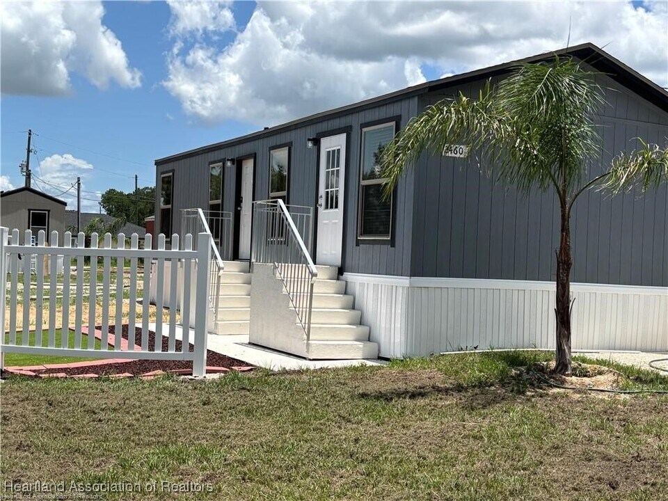 2460 Hammock Rd in Sebring, FL - Foto de edificio