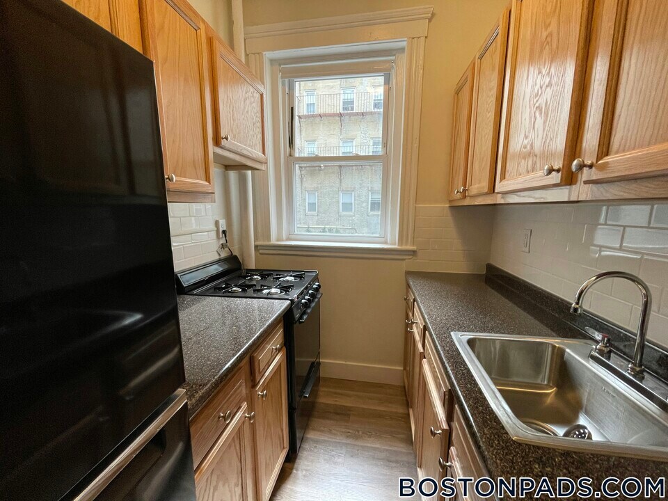 1191 Boylston St in Brookline, MA - Building Photo