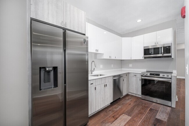 125 Addison St, Unit #2 in Boston, MA - Building Photo - Building Photo