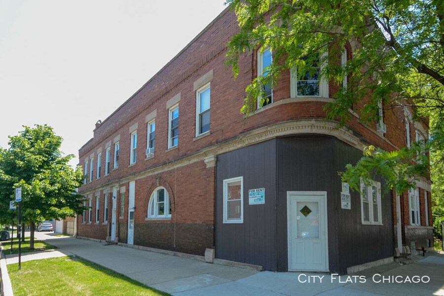 2827 N Central Park Ave-Unit -Unit 2F in Chicago, IL - Building Photo