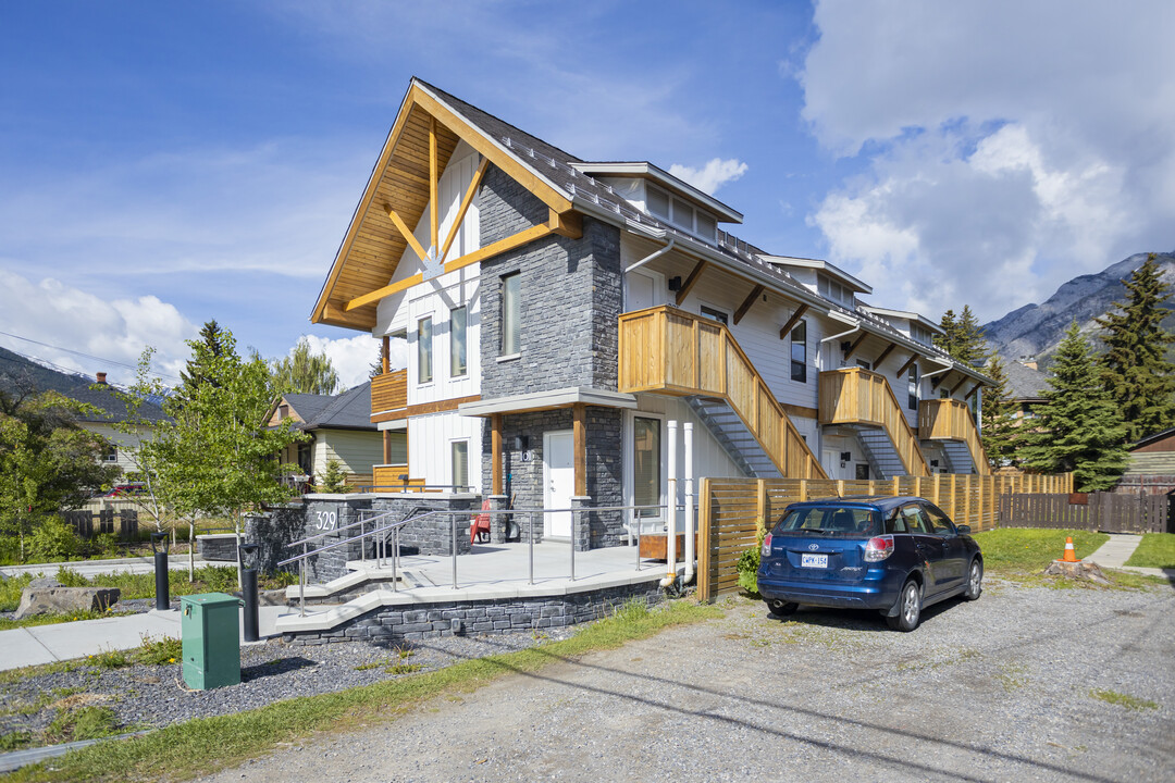 329 Marten St in Banff, AB - Building Photo