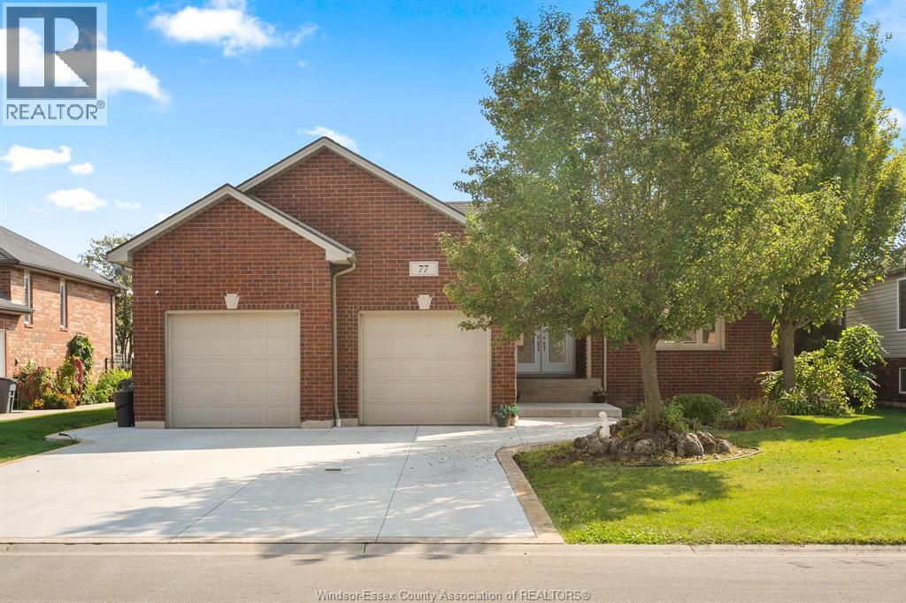 77 Whelan Dr in Amherstburg, ON - Building Photo