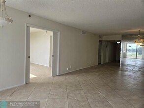 3510 Oaks Way in Pompano Beach, FL - Building Photo - Building Photo
