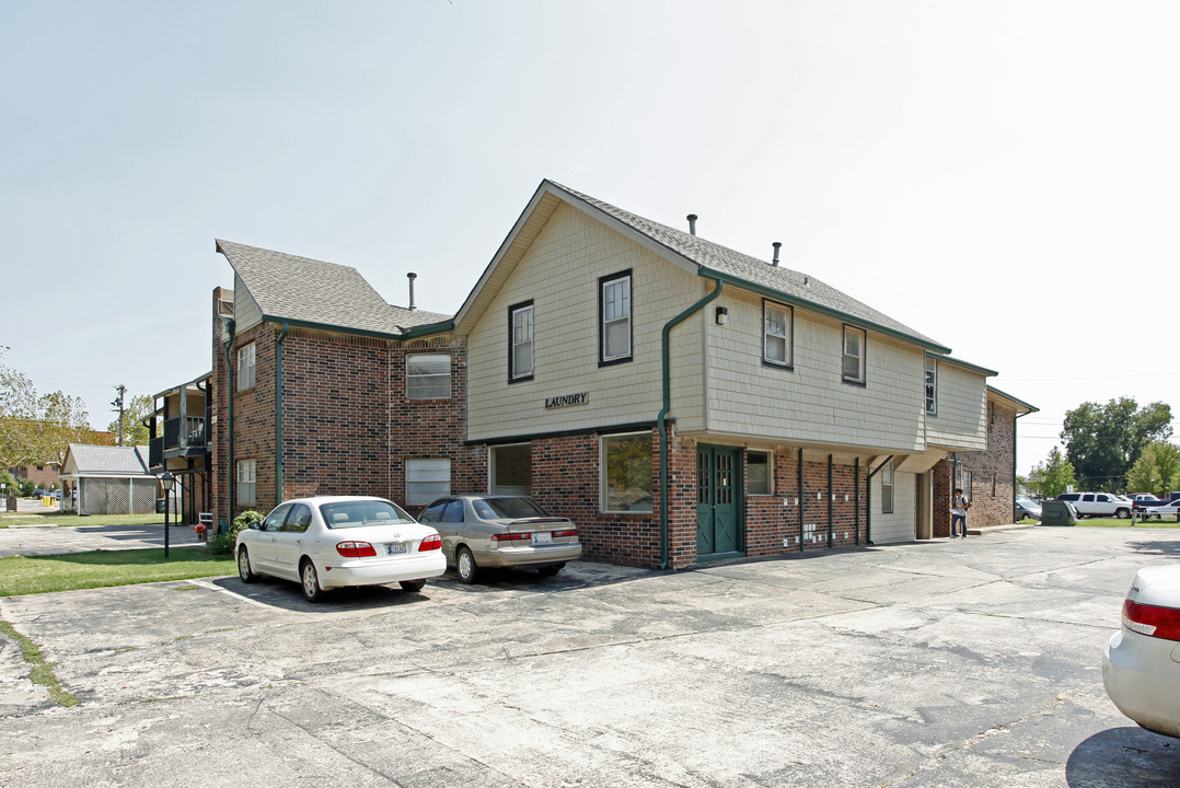 SeWellington Apartment in Edmond, OK - Building Photo