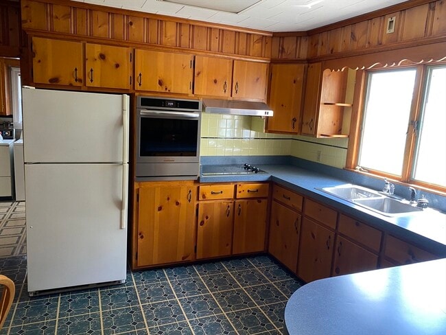 377 S St E in Raynham, MA - Building Photo - Building Photo