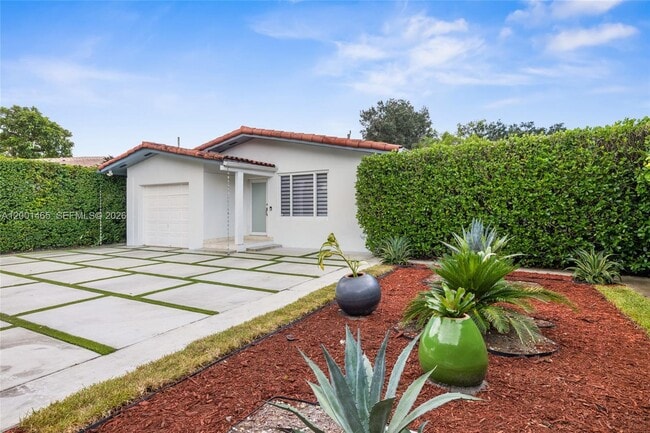 2121 Red Rd in Miami, FL - Building Photo - Building Photo