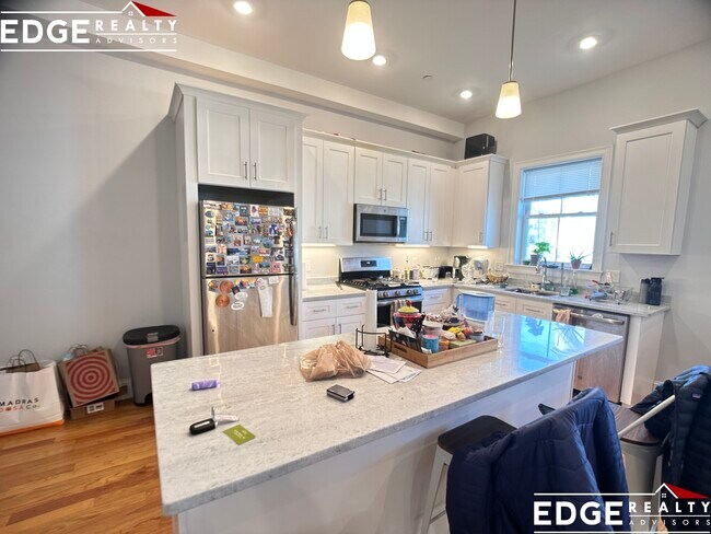 33 Sparhawk St, Unit 4 in Boston, MA - Foto de edificio - Building Photo