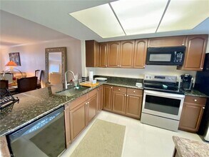 145 Cypress Way E in Naples, FL - Foto de edificio - Building Photo