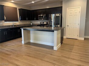 8016 Skye Falls St in Las Vegas, NV - Building Photo - Building Photo