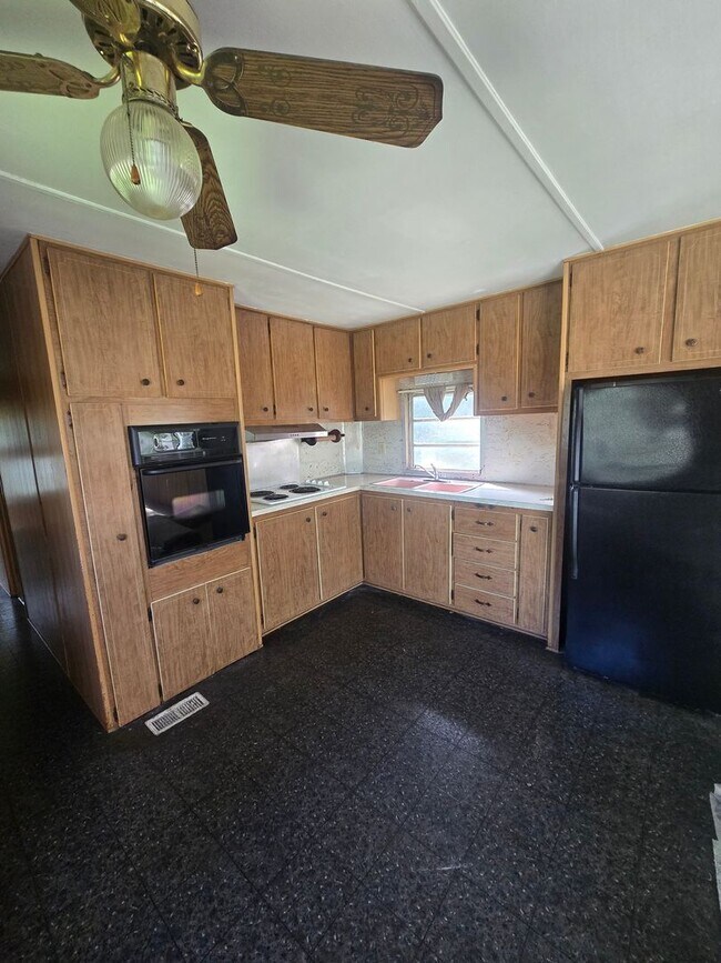 6789 Noon Rd in Everson, WA - Foto de edificio - Building Photo