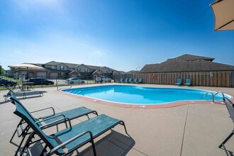 Oakwood Heights Townhomes in Republic, MO - Foto de edificio - Building Photo