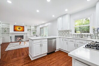 1 Camberley Ct in Hinsdale, IL - Building Photo - Building Photo