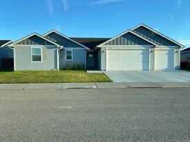 1100 SW Bonnie St in Mountain Home, ID - Building Photo