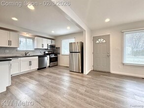 13231 Albany St in Oak Park, MI - Building Photo - Building Photo