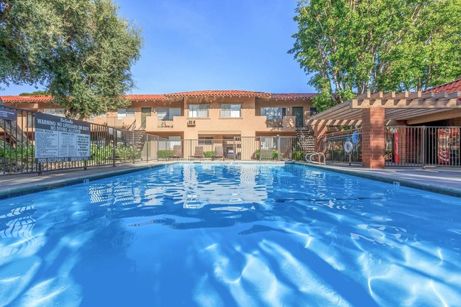 Belinda Apartment Homes in Anaheim, CA - Foto de edificio - Building Photo