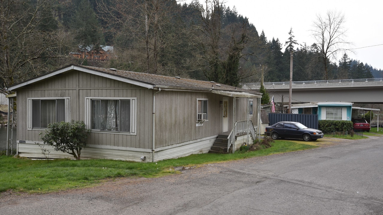 Carver Mobile Home Park in Clackamas, OR - Building Photo