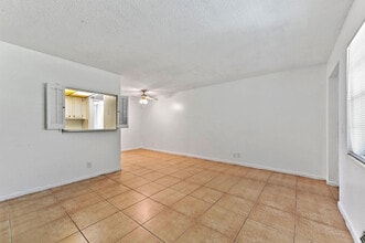 111 Dorchester E in West Palm Beach, FL - Building Photo - Building Photo
