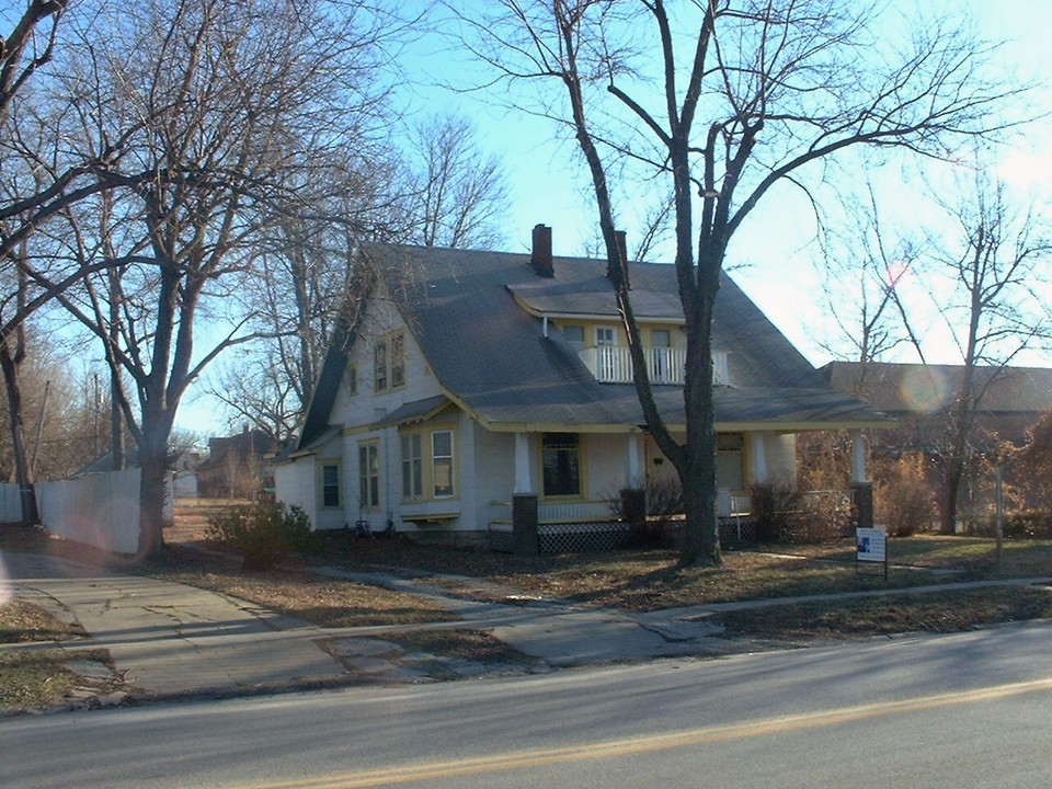 204 SE 4th St in Lee's Summit, MO - Building Photo