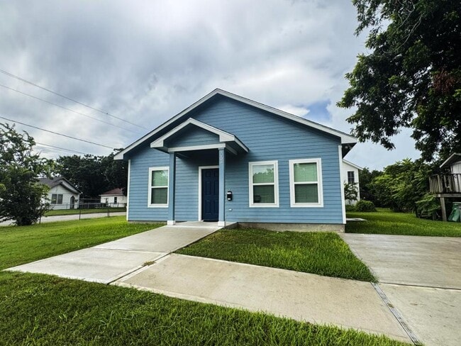 property at 1408 N De Leon St