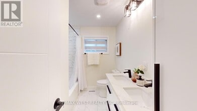 2 Clanwilliam Ct in Toronto, ON - Building Photo - Building Photo