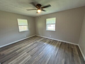 210 Sanders Ave in Springdale, AR - Foto de edificio - Building Photo