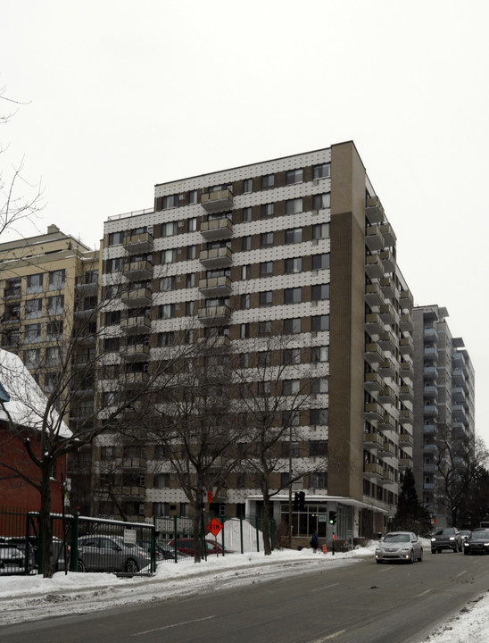 Royal Penfield in Montréal, QC - Building Photo