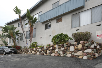 Tropicana Apartments in Los Angeles, CA - Building Photo - Building Photo