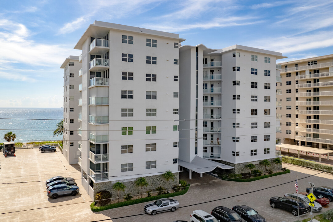 Diamondhead Condominium in Hillsboro Beach, FL - Foto de edificio