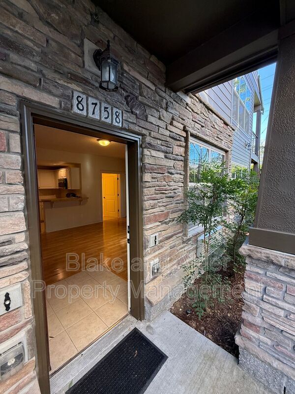 8758 NE Delamere Way in Beaverton, OR - Building Photo - Building Photo