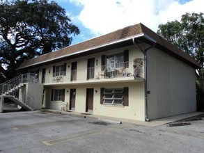 2421 Granada Ave in Vero Beach, FL - Foto de edificio - Building Photo